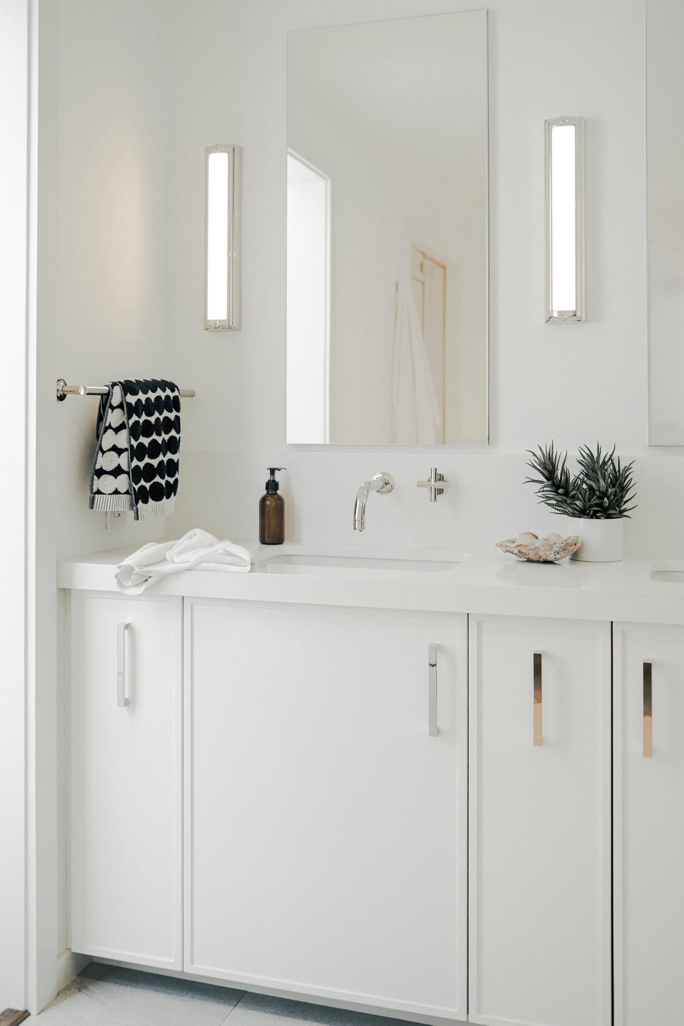 Potrero Hill Bathroom — photograph 2
