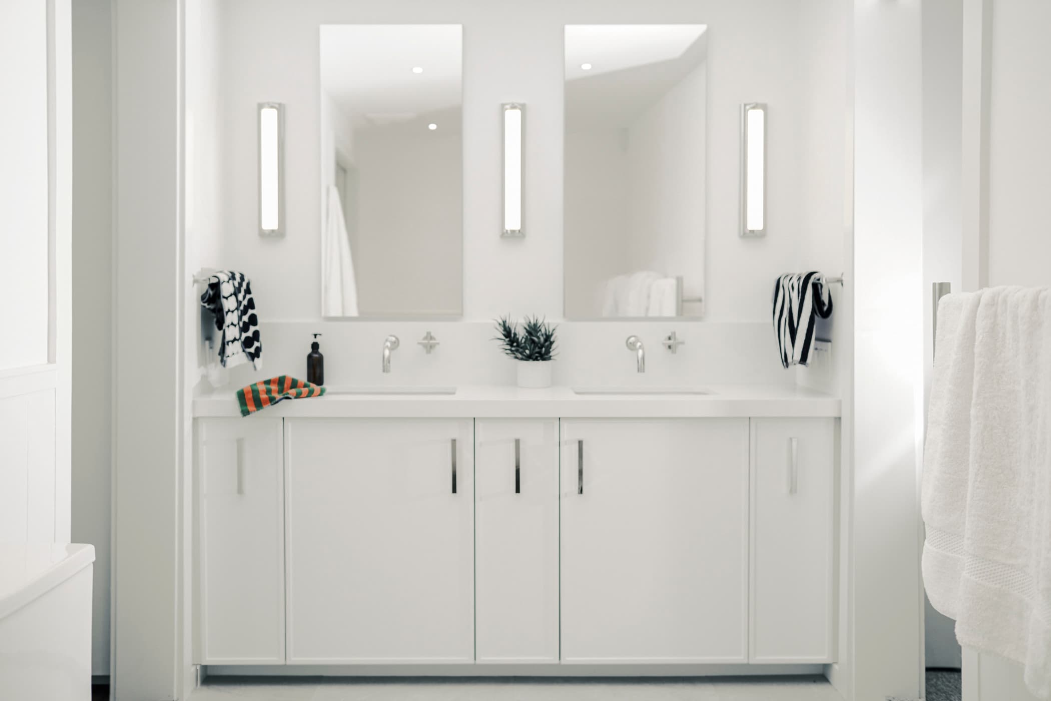 Potrero Hill Bathroom — photograph 1